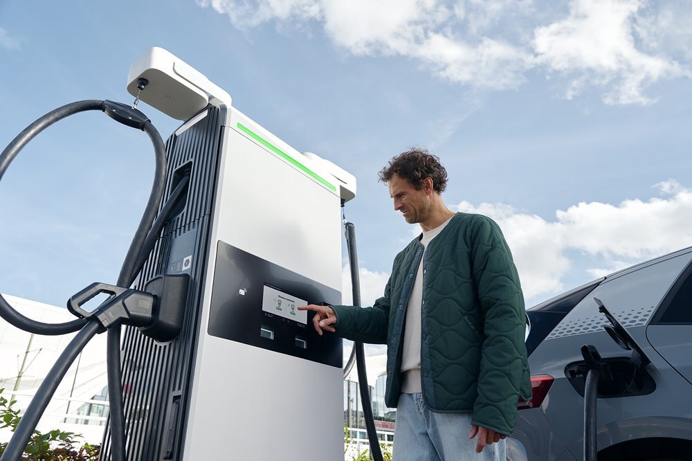 El Gobierno apuesta por la movilidad sostenible con la inversión de la SETT en la multinacional española de recarga de vehículos eléctricos Wallbox